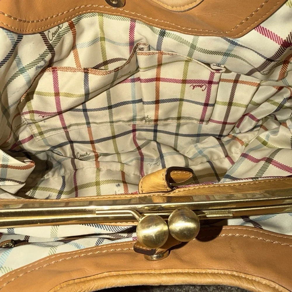 Coach Ergo Tan Kiss Lock Hobo Shoulder Bag Plaid Lined, Gold Hardware, Charm